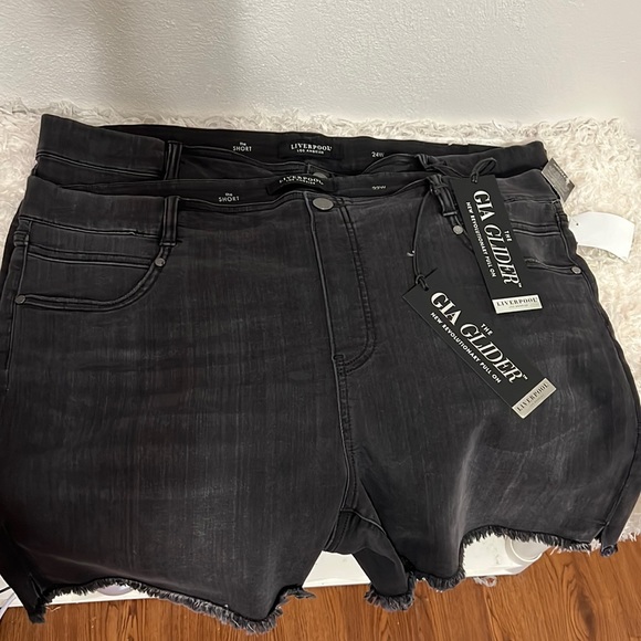 NWT Liverpool The Gia Glider Pull On High Waist Raw Hem Short Washed Black - Picture 2 of 10